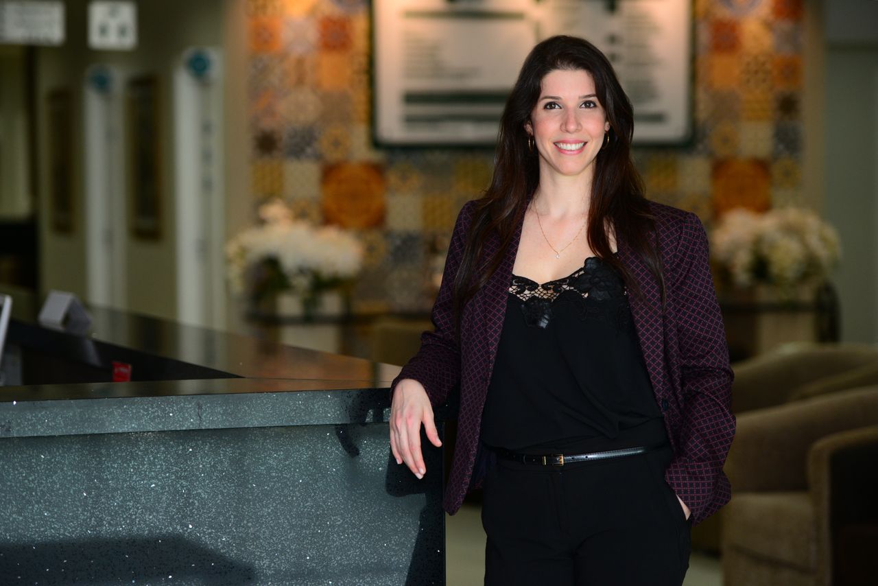 Dra. Rayssa Sauaia no consultório